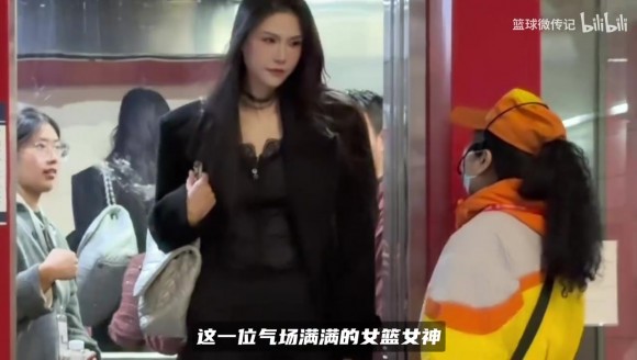 前女篮国手许诺街头气场拉满！196身高路人绕道走，太有压迫感